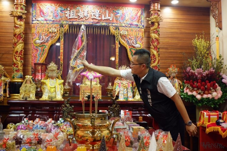 平安符在台灣的傳統社會中扮演很重要的角色，這一個小小的符咒除了有守護信眾的功用，同時也是神明發的公文。我們也都知道平安福要定期過爐充電，但是不是什麼東西都可以拿去香爐上過爐呢？在台灣的民間信仰中，香爐扮演很重要的角色，這象徵神力的凝聚，同時也是一間廟的神明發揮神力的原點，所以香火是否鼎盛就成為評斷指標。而在不成文的觀念中，跟神明求到平安符後，要將平安符在主神爐上繞三圈，是為過爐，也稱過火，是啟用平安符的手續，若少了這個動作，平安符就是個藝術品，猶如智慧型手機收不到訊號。信眾也要定期回原廟將平安符過爐，就是充電，幫平安符補充神力。但除了平安符外，也常在廟中看到信眾拿著許多東西過香爐，例如念珠、玉珮、筊杯，卻也衍伸出一個問題，就是能拿去過爐的物品有沒有限制？其實除了少部分的廟與會明文規範，大部分的廟宇並沒有規定，但這是因為很少會有廟宇派一位專員盯著香爐，除非是太顯眼又太離譜的物品，不然過爐與否都是交由信眾自己決定。那要如何確定哪些物品能否過爐？其實很簡單，只要是廟裡給信眾求取的物品，如平安符、平安吊飾、結緣念珠，都是可以在秉告神明後直接過爐的。如果是私人的物品，例如外面店家購買的玉珮、自己的生財工具（例如筆電）、幫家人或小朋友求平安的衣物，還是先詢問一下廟方工作人員會比較恰當。至於體積過大的物品則盡量不要，避免在過爐時將物品落進香爐內，造成更多麻煩。將平安符過爐這個動作，是將香火視為神明靈力，並將之附著在平安符上以求平安，以此邏輯推論，自然也會有信眾希望自己的玉珮、念珠，都能附有神明的靈力，這是很正常的推論，但在傳統觀念中，有心人士要敗壞一間廟的風水，大多是由香爐下手，為了避免誤會，在將私人物品過爐前，還是先詢問廟方為宜。（編輯：黃彥昇）