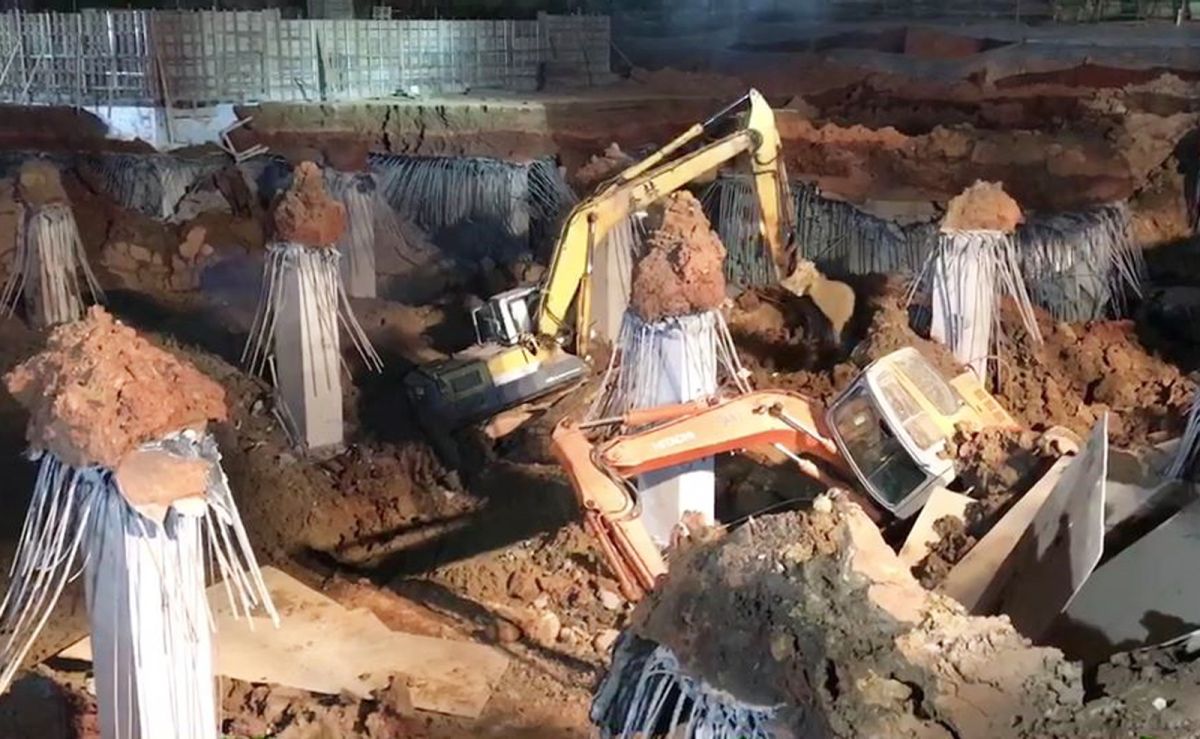 ▲經過一夜的開挖搶救，終於在今天上午5點13分挖出了失聯女工的遺體。（圖／桃園市消防局提供）