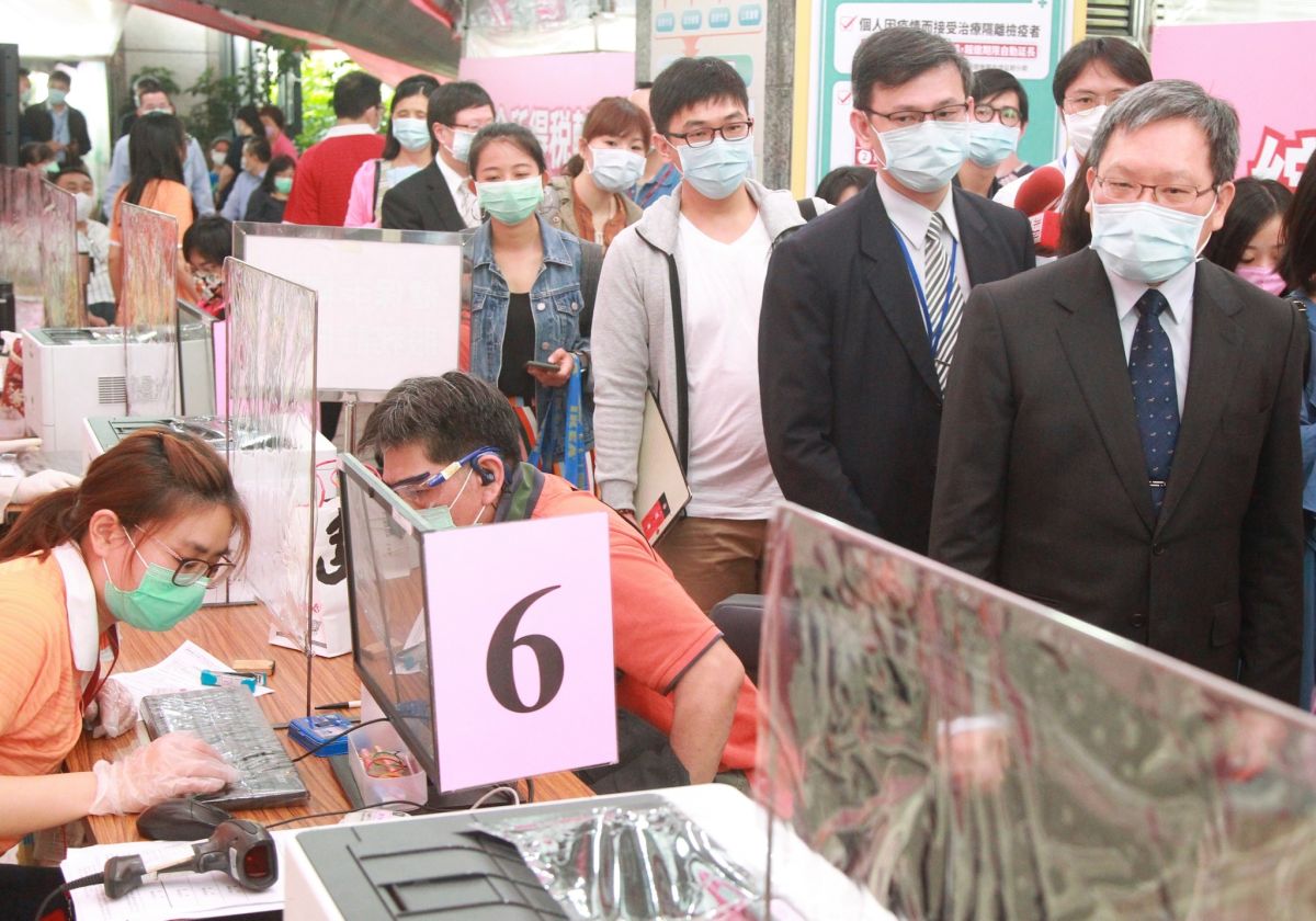 ▲所得稅申報開跑！財長蘇建榮(右一)視察台北國稅局，但呼籲民眾可在家網路報稅。（圖／記者葉政勳攝）