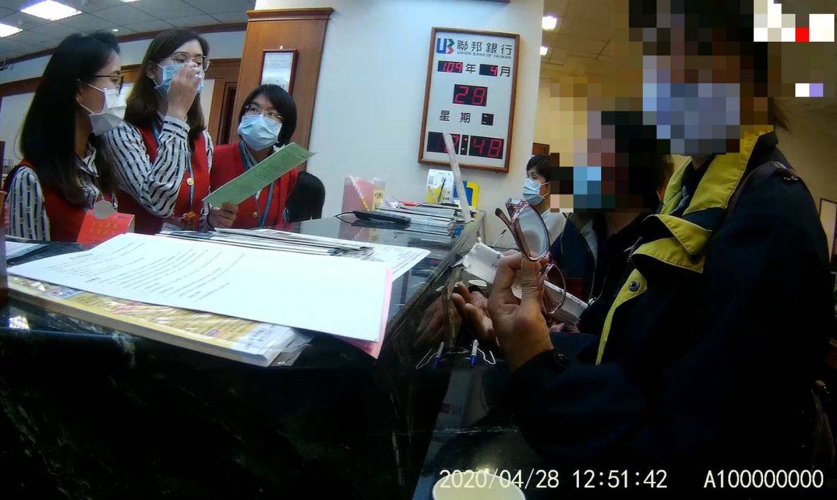 ▲屢遭詐騙卻仍執意要匯款的婦人，好友苦勸不聽，只好跟著她到銀行，向行員遞紙條示警，成功保住了婦人的積蓄。（圖／蘆竹分局提供）