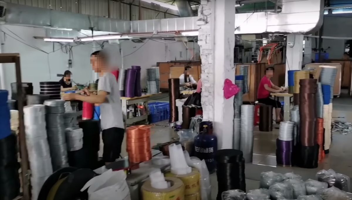 ▲中國大陸口罩工廠的工作情形，畫面掀起網友熱議。（圖／翻攝自 YouTube 「廠妹&男閨蜜 ChinaMaid 」）