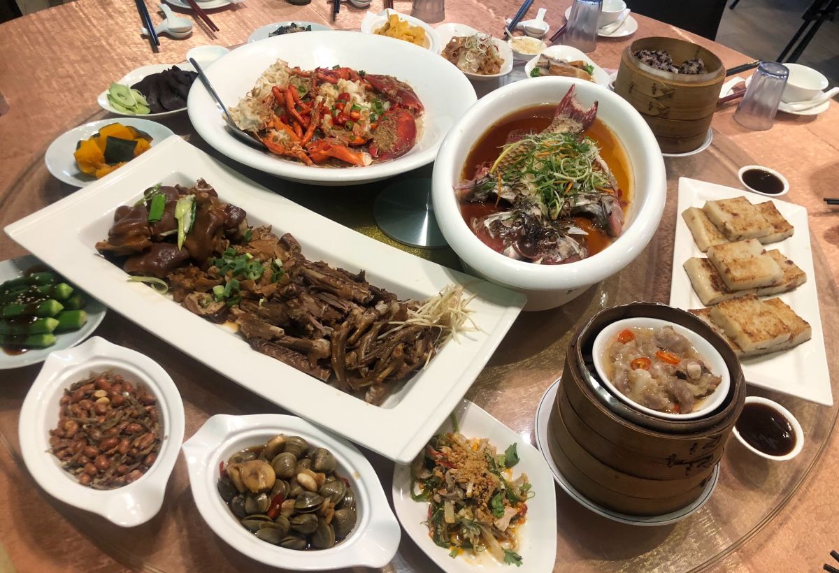 ▲受疫情影響，民眾入店用餐意願低，阿秋大肥鵝推桌菜外帶，在家一樣能享用整桌美食。（圖／金武鳳攝，2020.5.1)