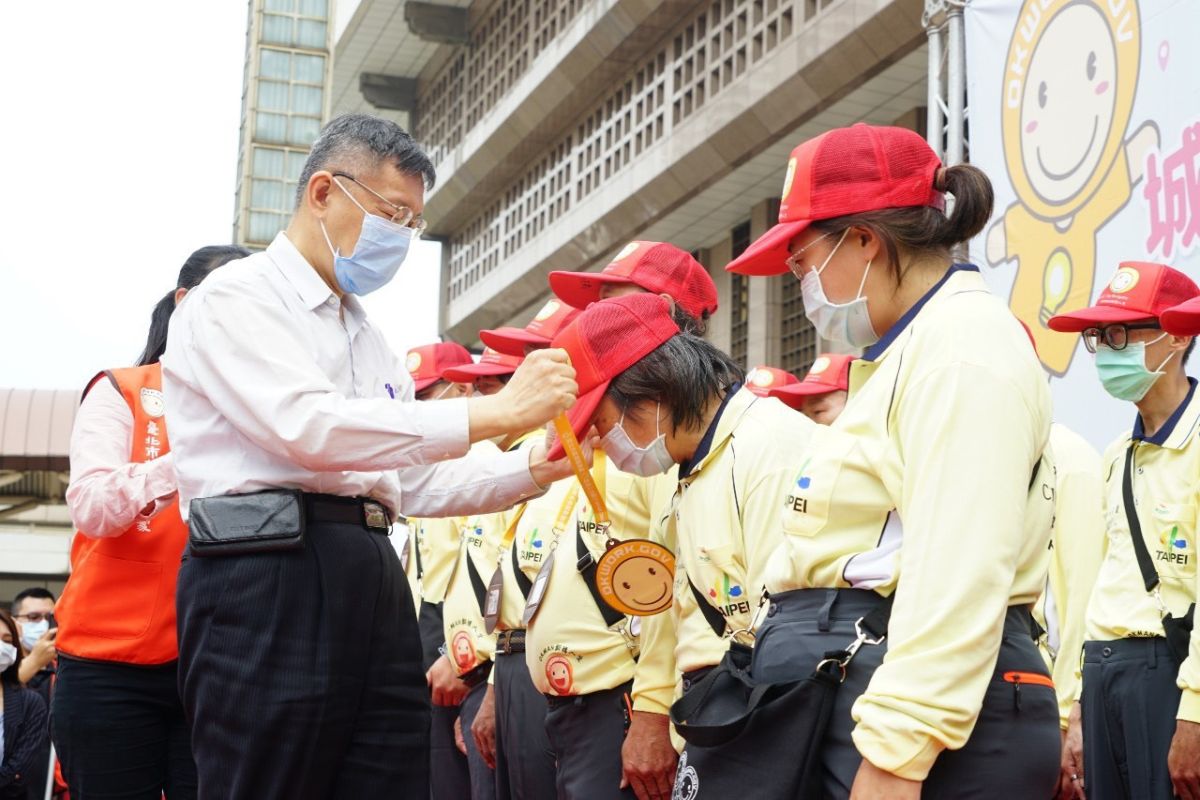 台北市長柯文哲1日出席「城市導引員授證暨宣誓啟動儀式」，有關錢櫃大火安檢問題交副市長黃珊珊發言。（圖 / 台北市政府提供）