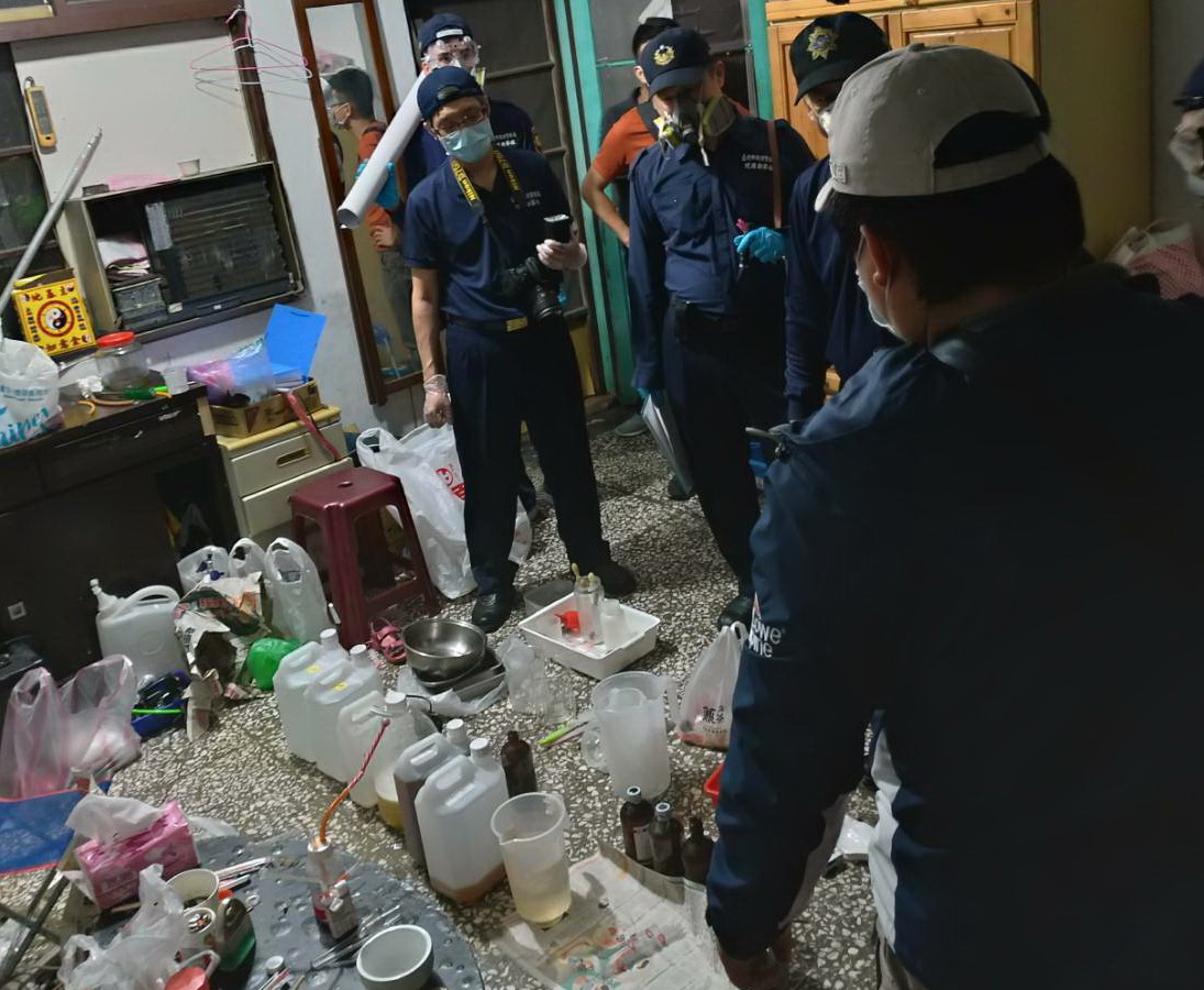 ▲海巡署偵防分署鳳山查緝隊查獲安非他命毒品製造工廠。(圖／偵防分署鳳山查緝隊提供) 
