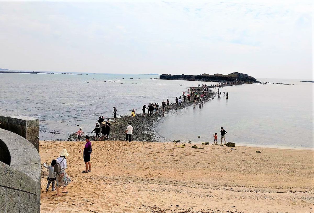 ▲澎湖知名的「湖西北寮奎壁山地質公園—摩西分海」景點，在五一連假實施人流管制的情況下，只來了373人左右。（圖／觀光局澎管處提供）