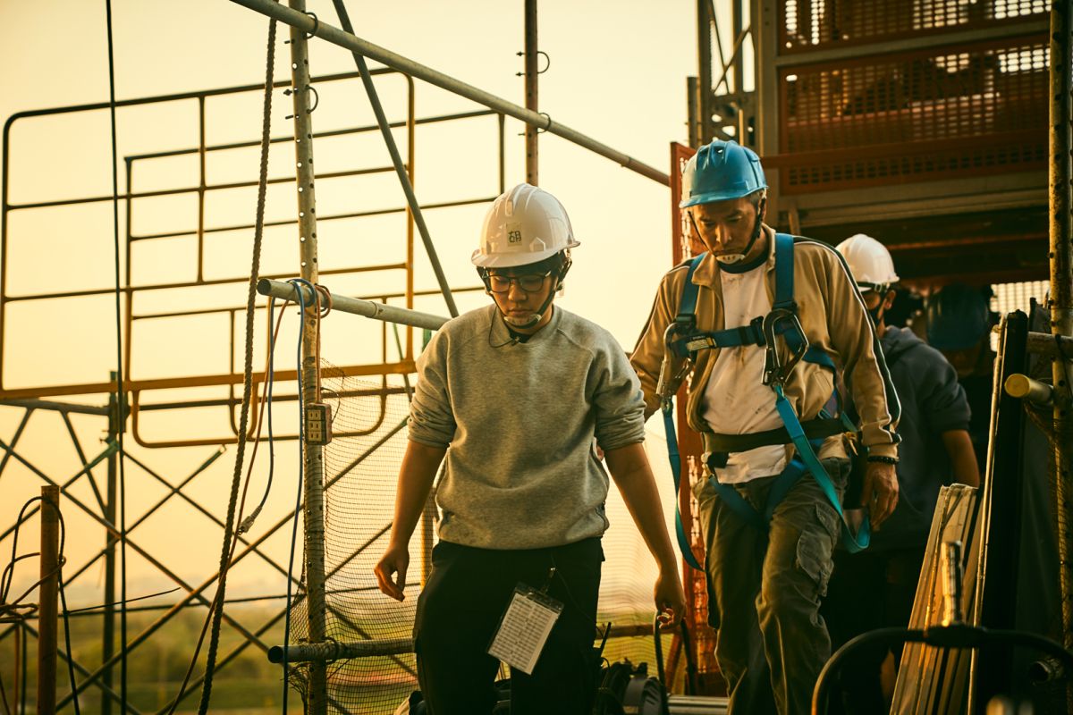 ▲台劇《做工的人》因詼諧地描繪工地文化，引起不少觀眾討論，也讓底層勞工的職災、生活困境和保障議題再次受到關注。（圖 / 大慕影藝提供）