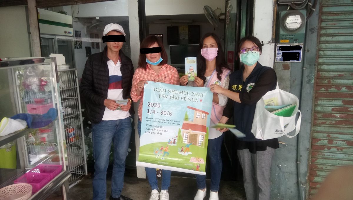 ▲彰化縣服務站通譯人員LINE群組獲得最新移民事務資訊及相關法令動態，協助越南籍逾期停留女子找到回家的路。（圖／記者陳雅芳攝，2020.05.01）