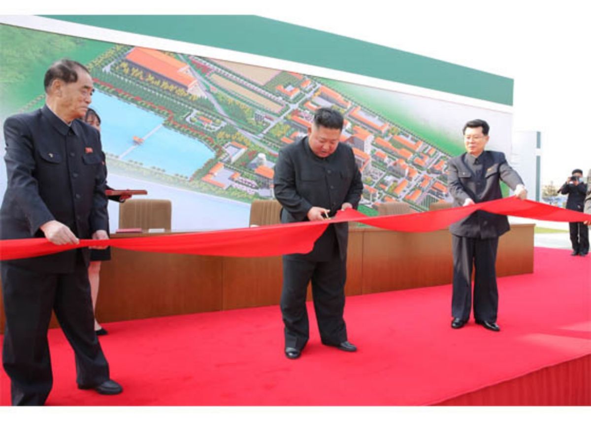 ▲在神隱多天後，金正恩於勞動節再度公開露面，為順天磷肥廠竣工儀式剪綵。（圖／翻攝自 Martyn Williams 推特）