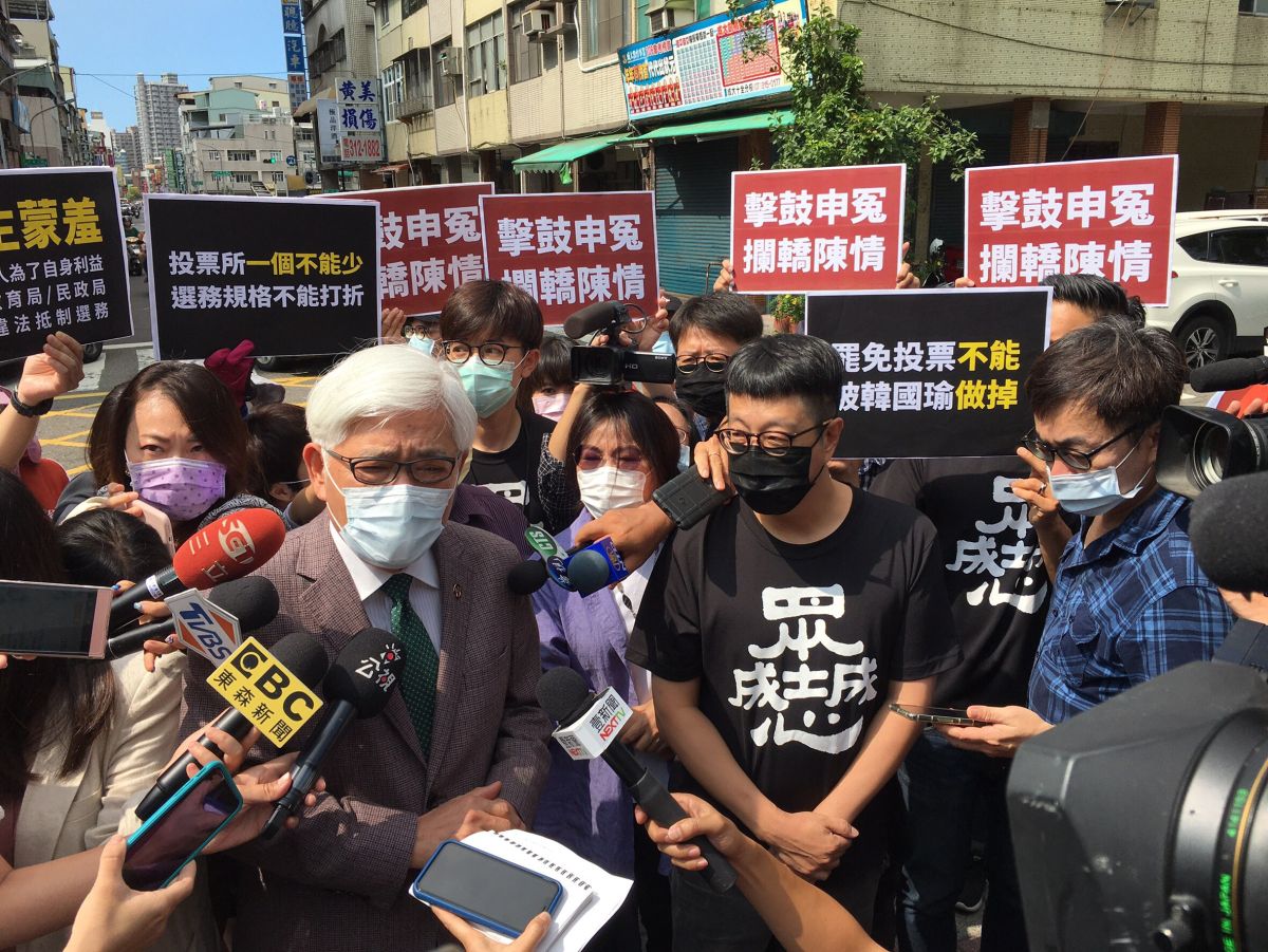▲中選會主委李進勇今天南下十全國小督導，罷韓四君子在立委劉世芳的陪同下攔路向李進勇陳情；李進勇強調，防疫措施若已安置妥當，要給選民利便，在哪裡投市長就到哪裡去投罷免票。（圖／wecare提供）