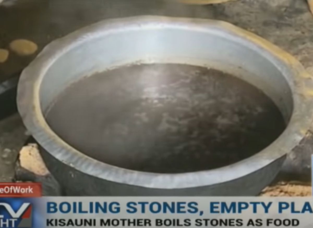 ▲非洲肯亞 1 名育有 8 個孩子的單親媽媽，因為受到疫情影響而失業，竟只好用石頭煮湯哄騙飢餓的孩子們。（圖／擷取自 NTV Kenya 影片）