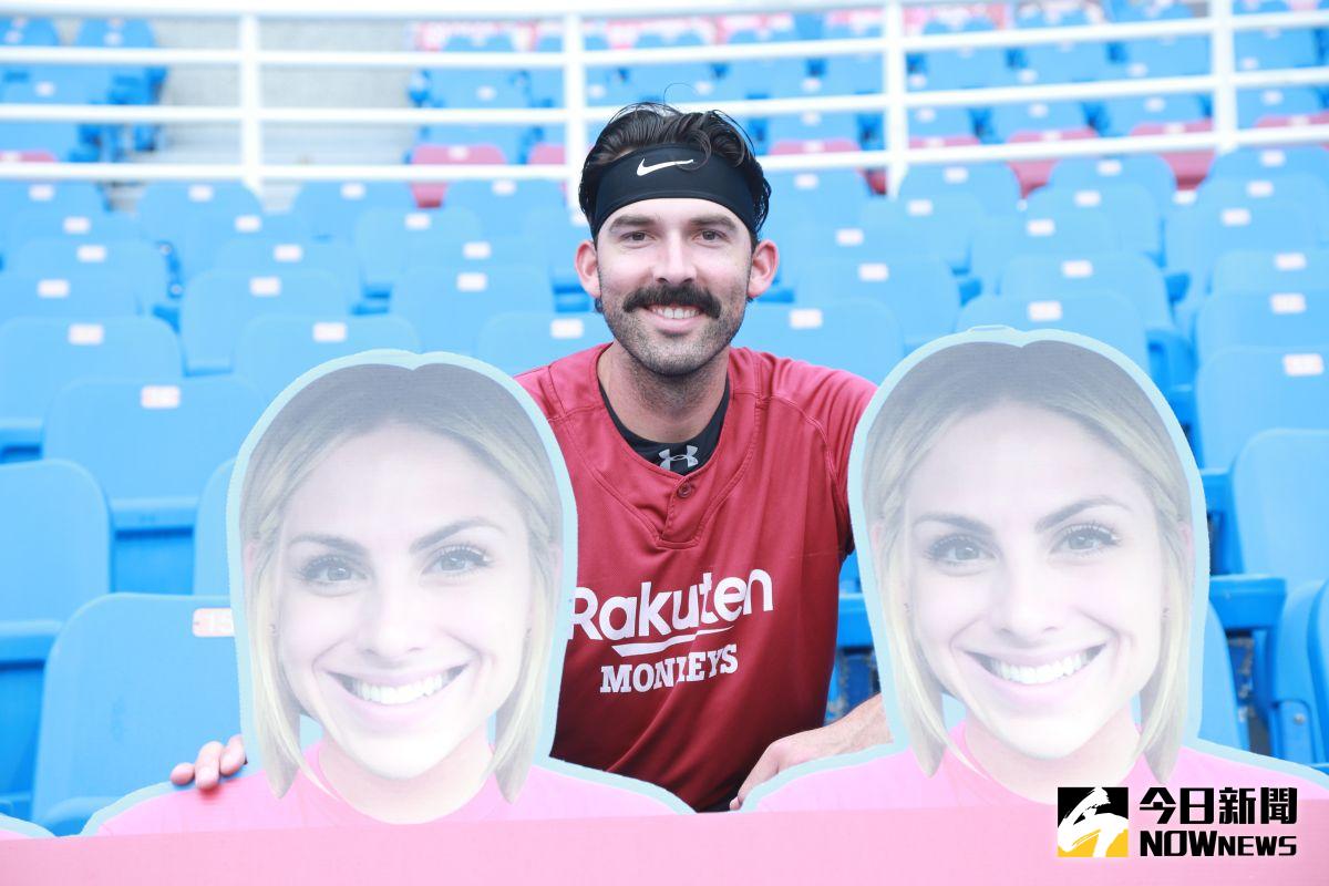 ▲樂天桃猿洋投卡本特和在觀眾席的未婚妻看板合照。（圖／記者葉政勳攝 , 2020.05.02）