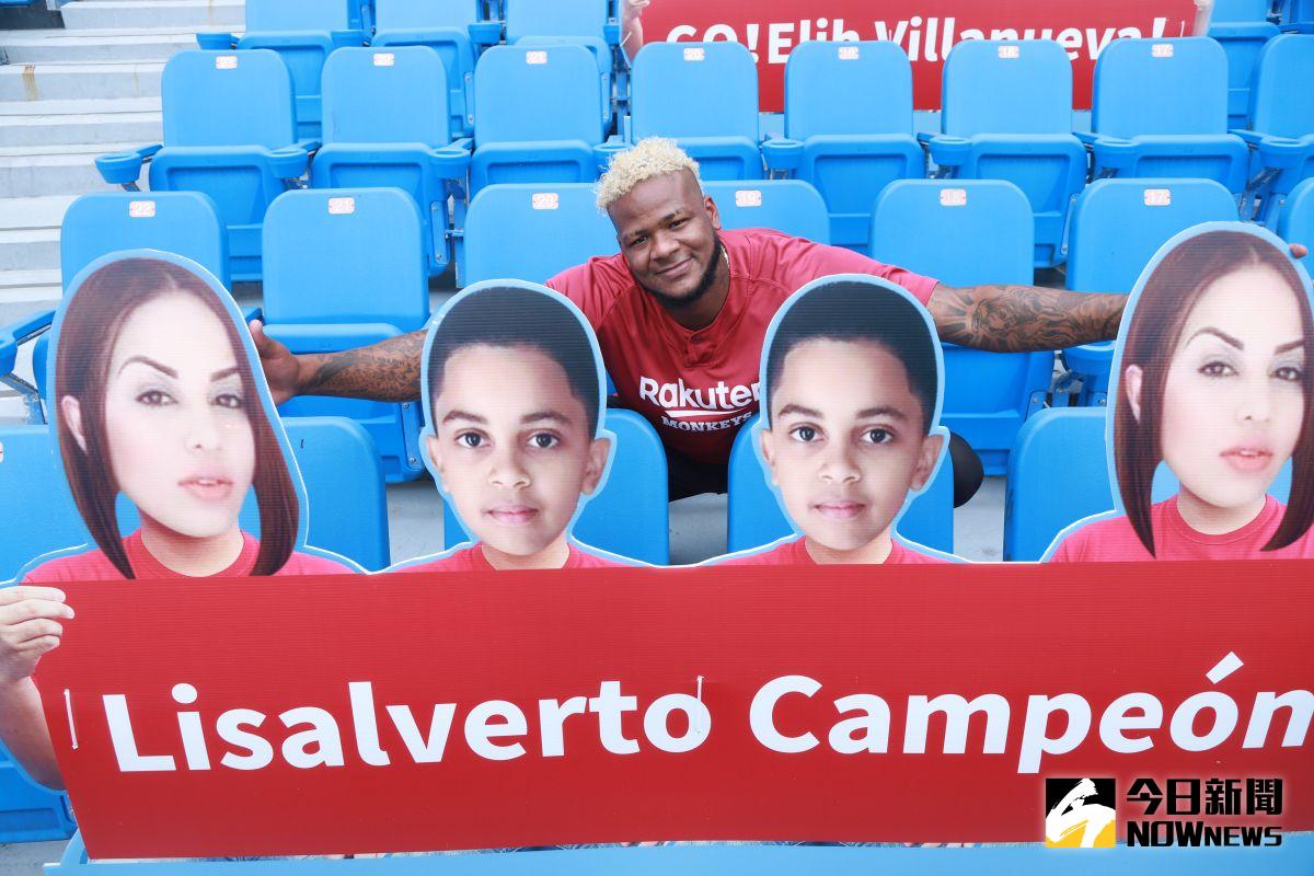 ▲樂天桃猿洋投霸能和在觀眾席的家人看板合照。（圖／記者葉政勳攝 , 2020.05.02）