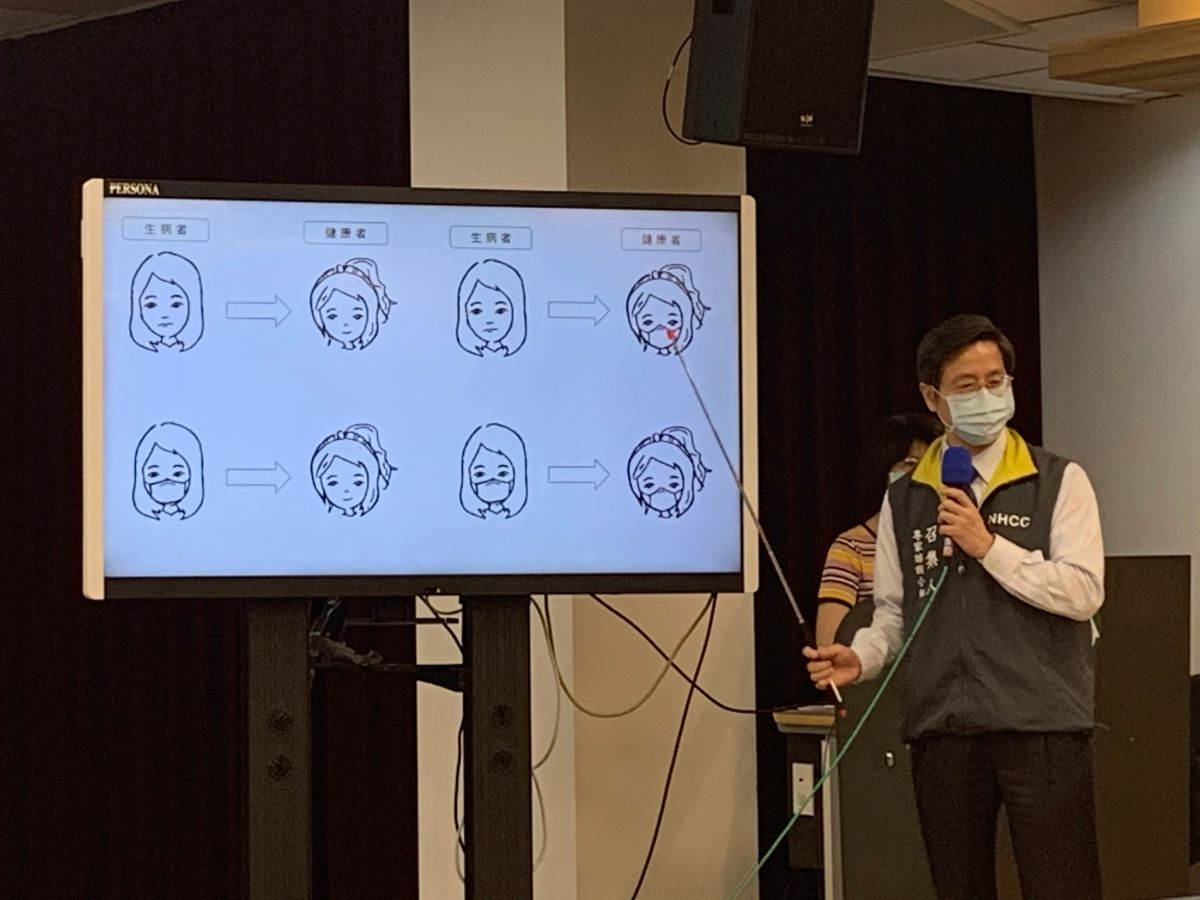 ▲中央流行疫情指揮中心專家諮詢小組召集人張上淳分析在台新冠肺炎傳播與「戴口罩」的關。（圖／記者顏真真攝，2020.05.02）