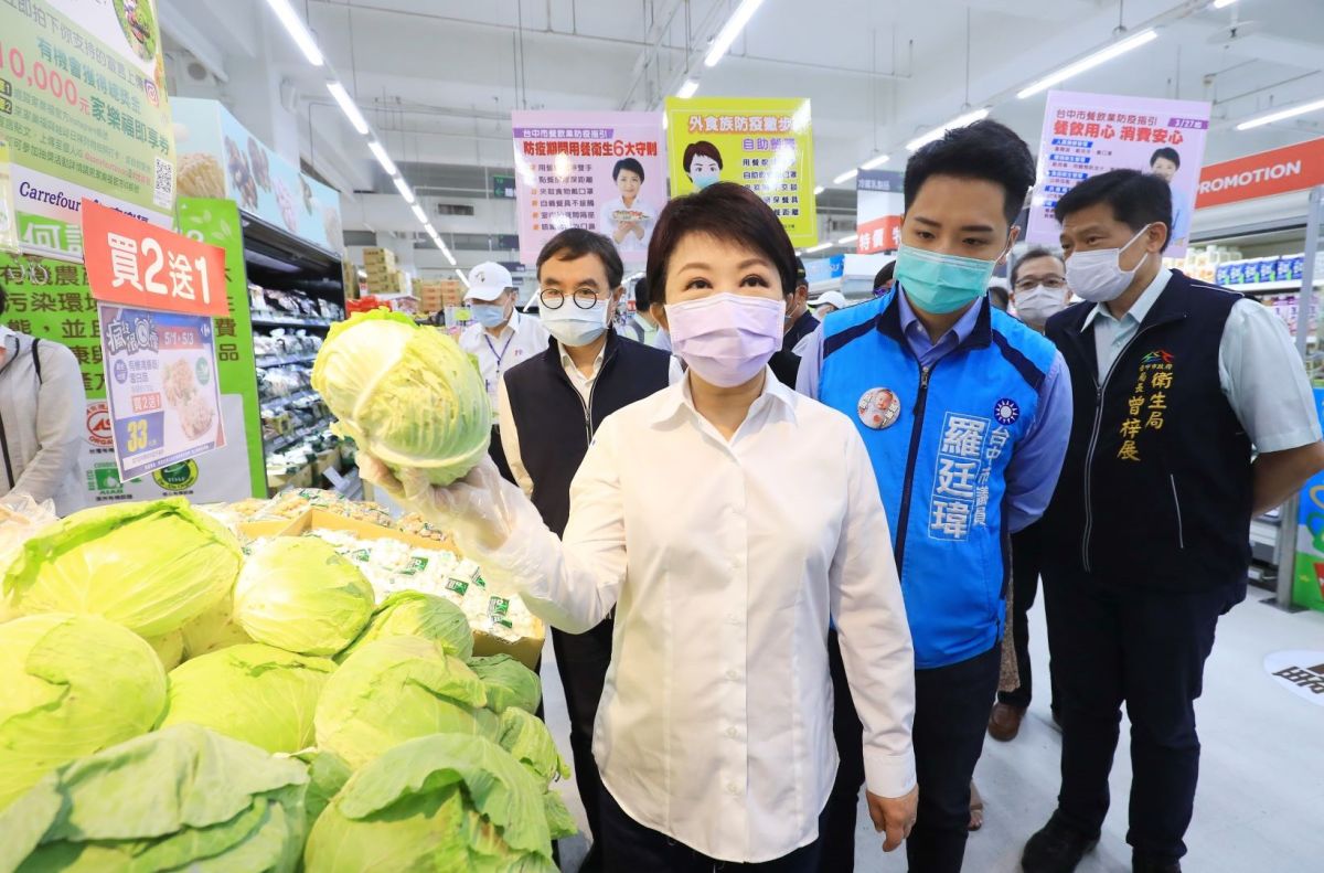 ▲防疫無假期，台中市長盧秀燕走訪大賣場視察防疫措施。（圖／台中市政府提供）