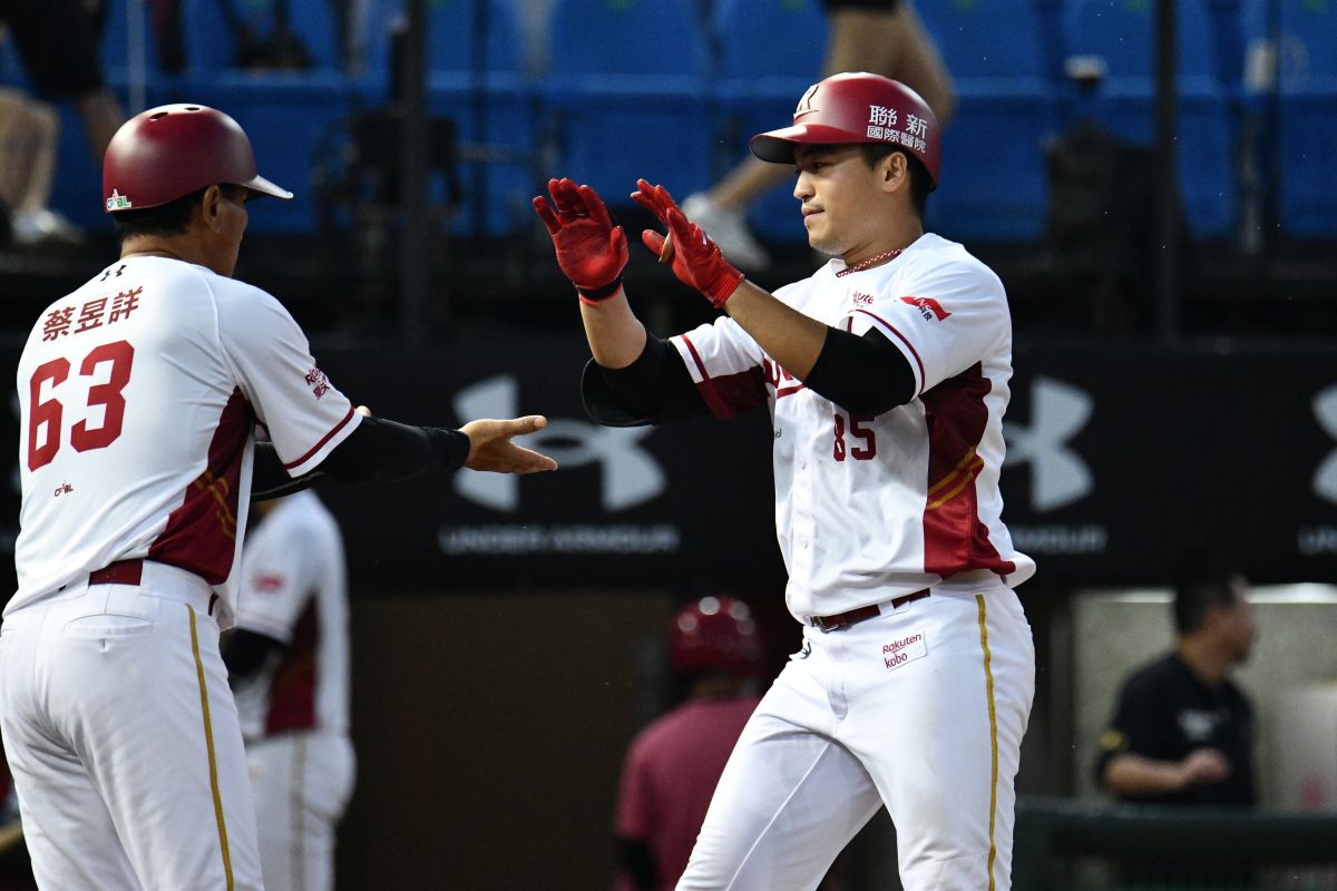 ▲樂天桃猿朱育賢開轟。（圖／林柏年攝）