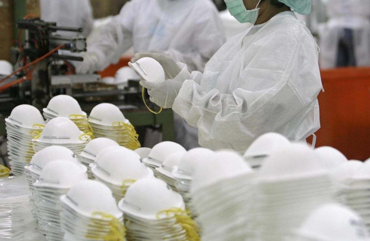 ▲近日媒體報導屏東地區醫院N95口罩不足，跨區求口罩，對此，經濟部工業局回應，目前市場上並無N95口罩缺貨情事，醫療院所若有N95口罩的緊急迫切需求，可隨時向所在地衛生局申請。（示意圖／翻攝自The Independence ）