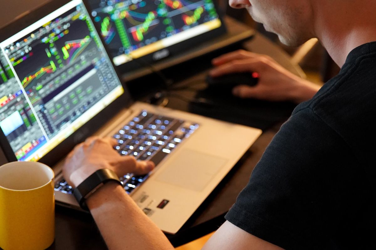 ▲美國房地產大亨拉瑞·康納（ Larry Connor ）利用疫情期間股市波動幅度大賺一筆。（示意圖，非當事人／取自 Unsplash ）