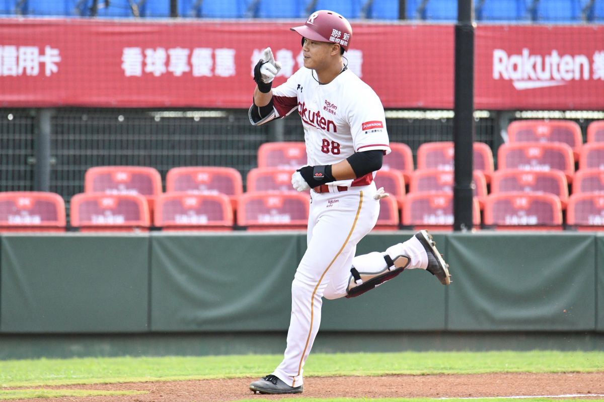 ▲樂天桃猿藍寅倫。（圖／林柏年攝）