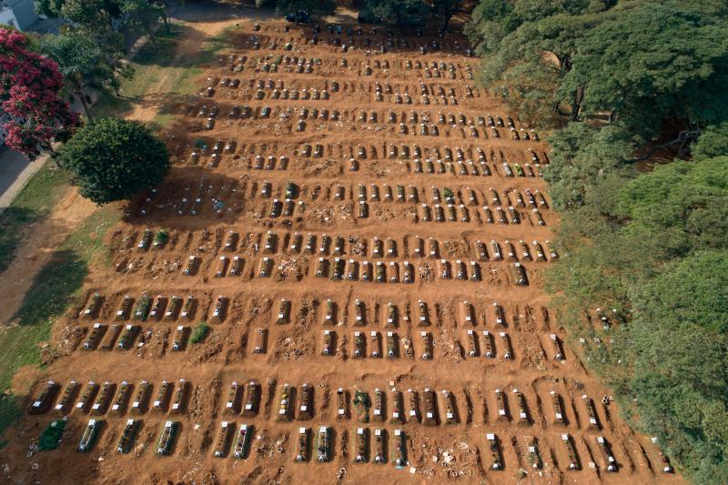 ▲由於新冠肺炎疫情爆發，巴西不少地區都在趕工挖掘墓穴。圖為近日聖保羅空拍。（圖／美聯社／達志影像）