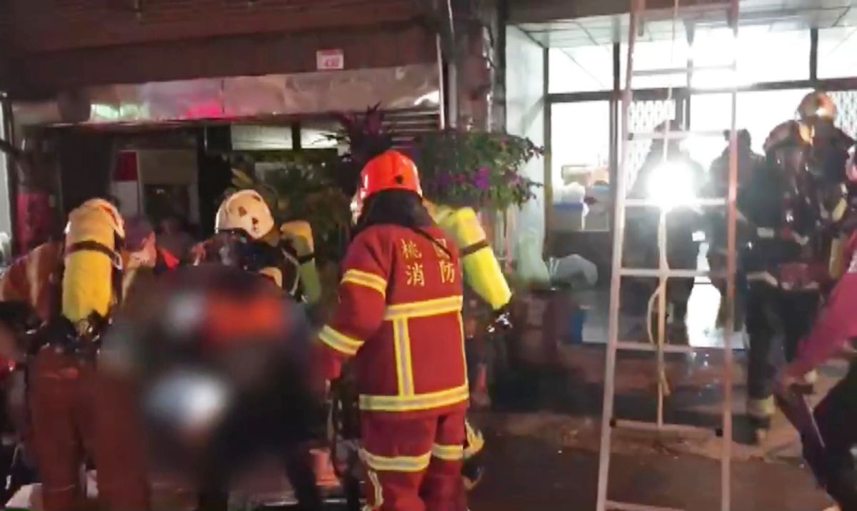 ▲桃園市龜山區今天凌晨發生一起火警，造成一名60歲的林姓男子不幸死亡，55歲的妻子則躲過一劫，經過搶救後已經恢復意識。（圖／桃園市消防局提供）