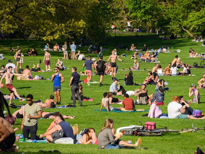 紐約中央公園現人潮享日光浴　千名警發免費口罩防疫
