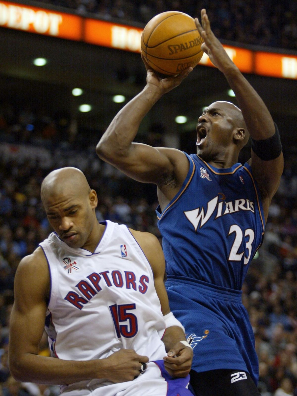 Vince Carter和Michael Jordan同場較勁。（圖／美聯社／達志影像）