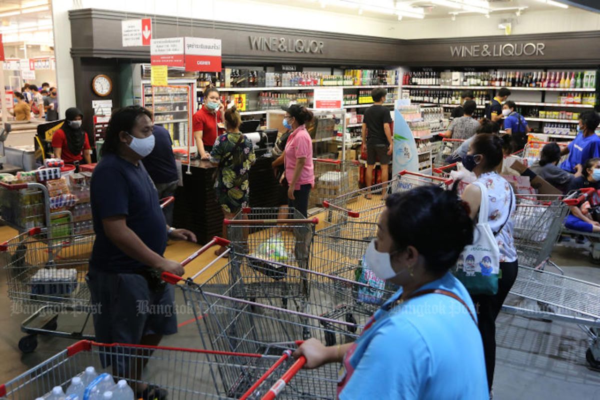 ▲超市內的排隊人潮。（圖／翻攝自《曼谷郵報》）