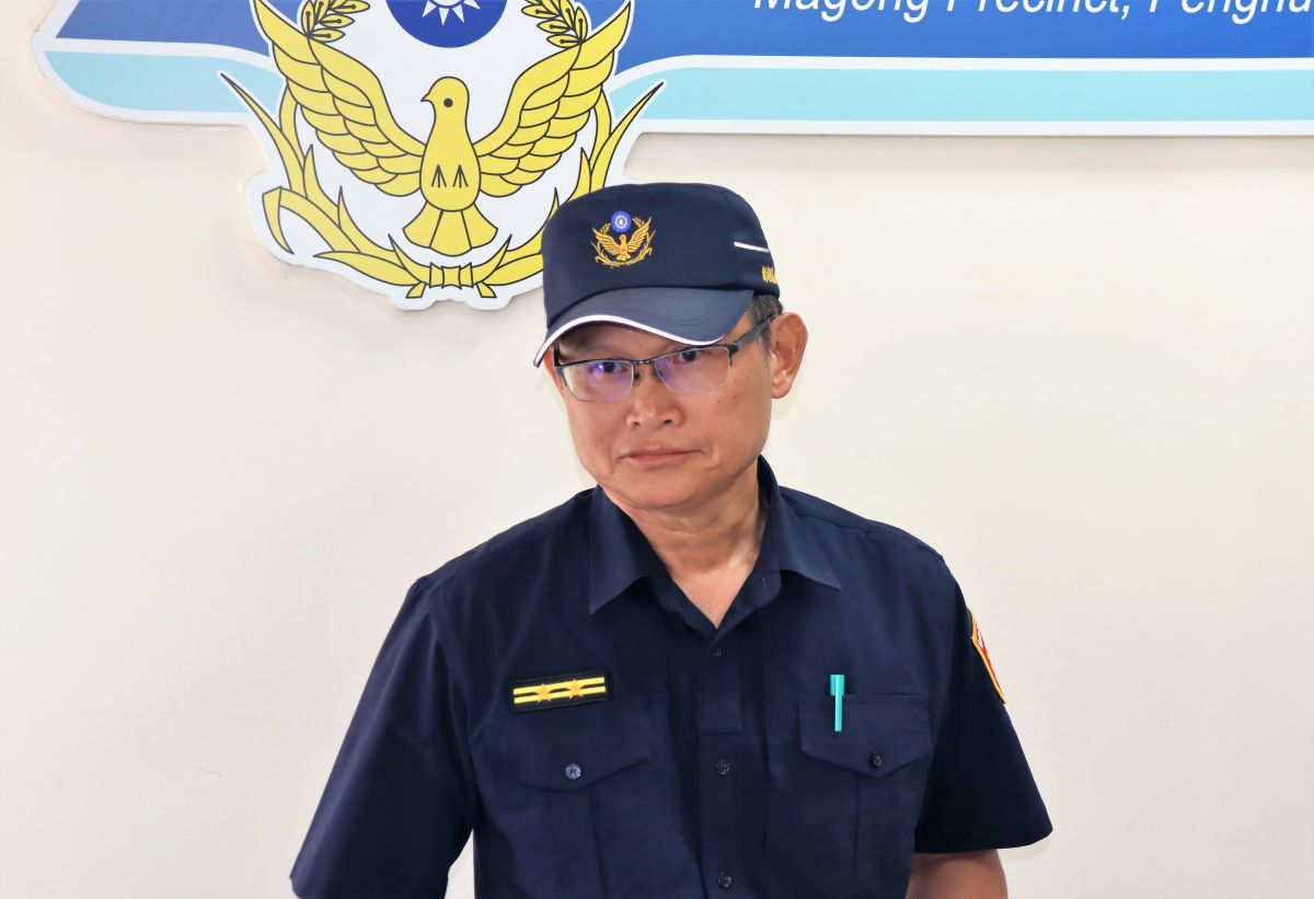 ▲澎湖馬公發生一起中度精神障礙男子，因不滿攔查罵警察、3度做出襲警的動作而被壓制的案件，所幸執勤警察搶下陳男的安全帽回擊，將他制伏帶回警所。（圖／記者張塵攝，2020.05.04）