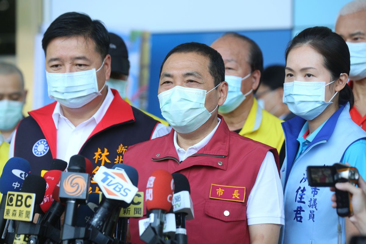 ▲侯友宜說，1968資訊量明顯不夠，因為它是以中華電信用戶作為計算人數，而中華電信佔有率大概30%，算出的估算值落差是一定大。（圖／記者宋原彰攝，2020.05.04）