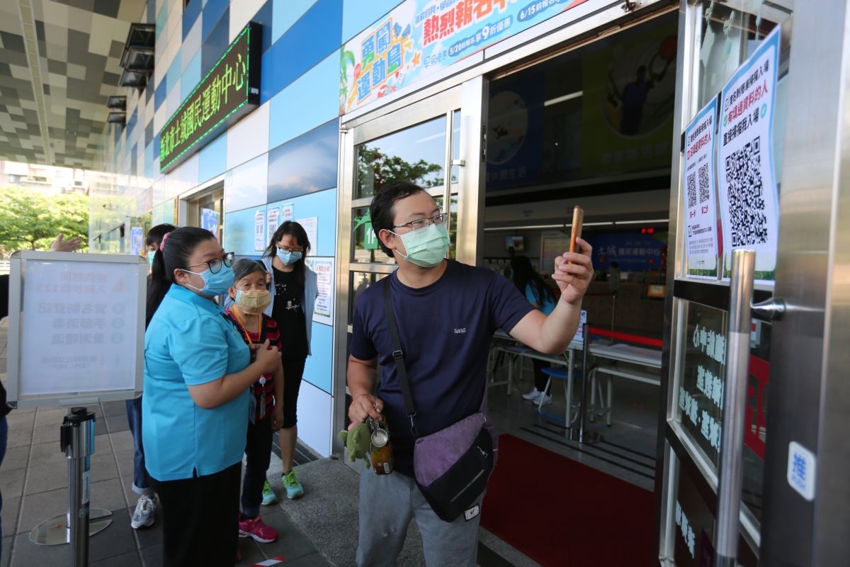 ▲新北市運動中心採實名制，民眾須掃QRcode填寫資料。（圖／新北市政府提供）