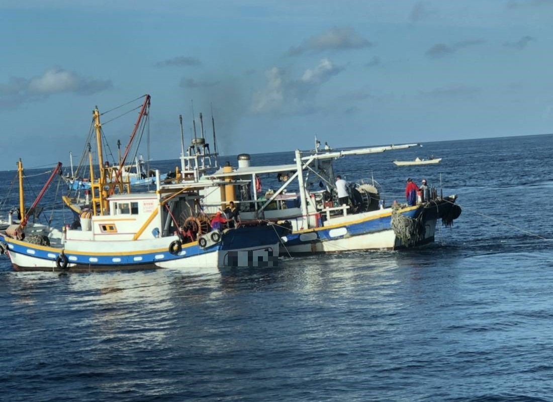 ▲海巡署南部分署高雄海巡隊查獲2艘漁船在商港區違規拖網捕魚。(圖／記者黃守作攝，2020.05.04)
