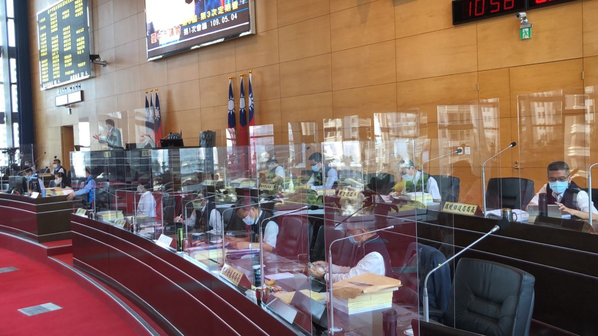 ▲台中市議會官員席加上透明隔板，又安排間隔座。(圖／柳榮俊攝2020.5.4)