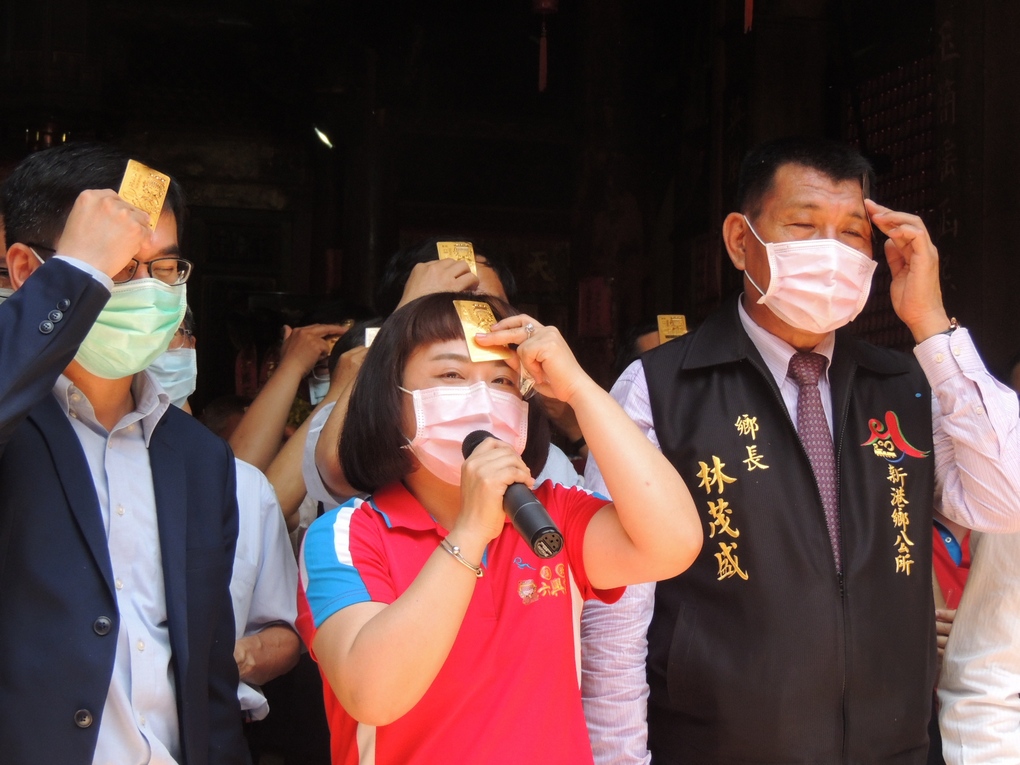 ▲新港溪北六興宮贈送師生每人媽祖額溫檢測卡，主任委員江筱芃（中）與縣教育處長陳添丁（左）示範檢測卡使用方式落實防疫工作。（圖／記者任禮清攝　2020.05.04）