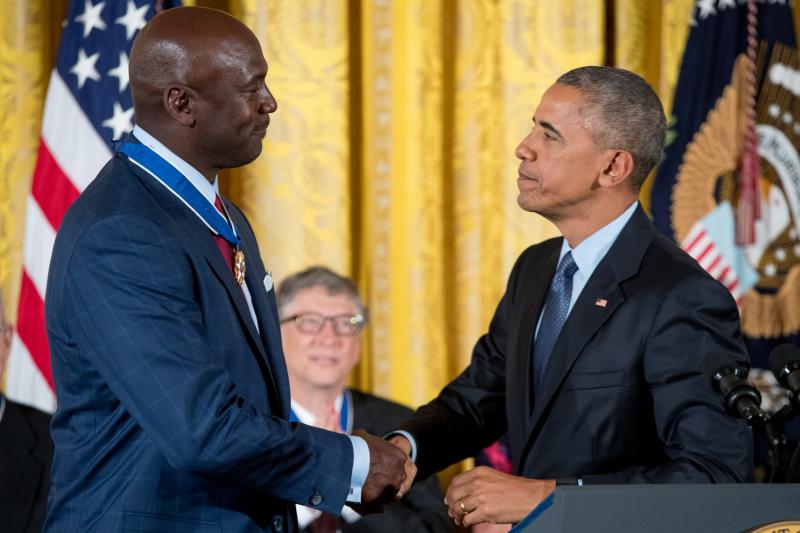 美國總統Barack Obama頒發總統自由勳章給NBA傳奇球星「飛人」Michael Jordan。（圖／美聯社／達志影像）