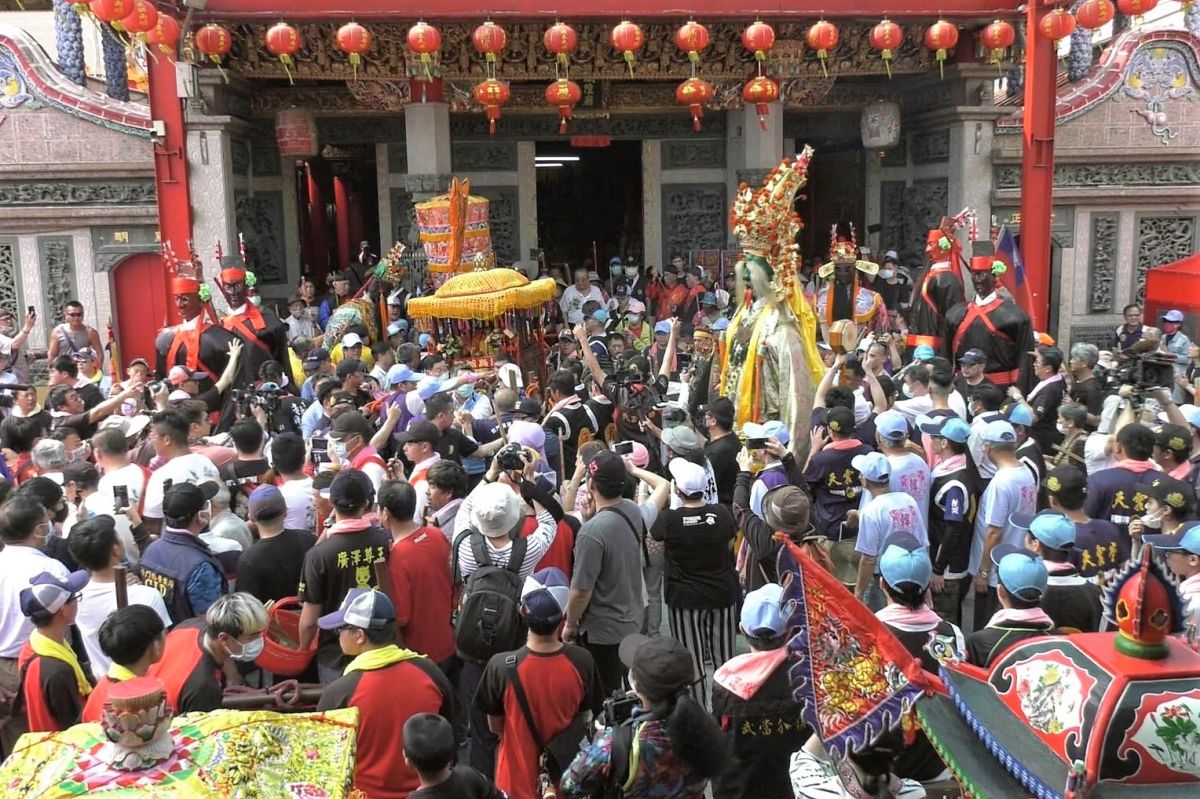 ▲金門四月十二迎城隍今天登場，民眾擠爆浯島城隍廟。（圖／蔡若喬攝, 2020.05.04）