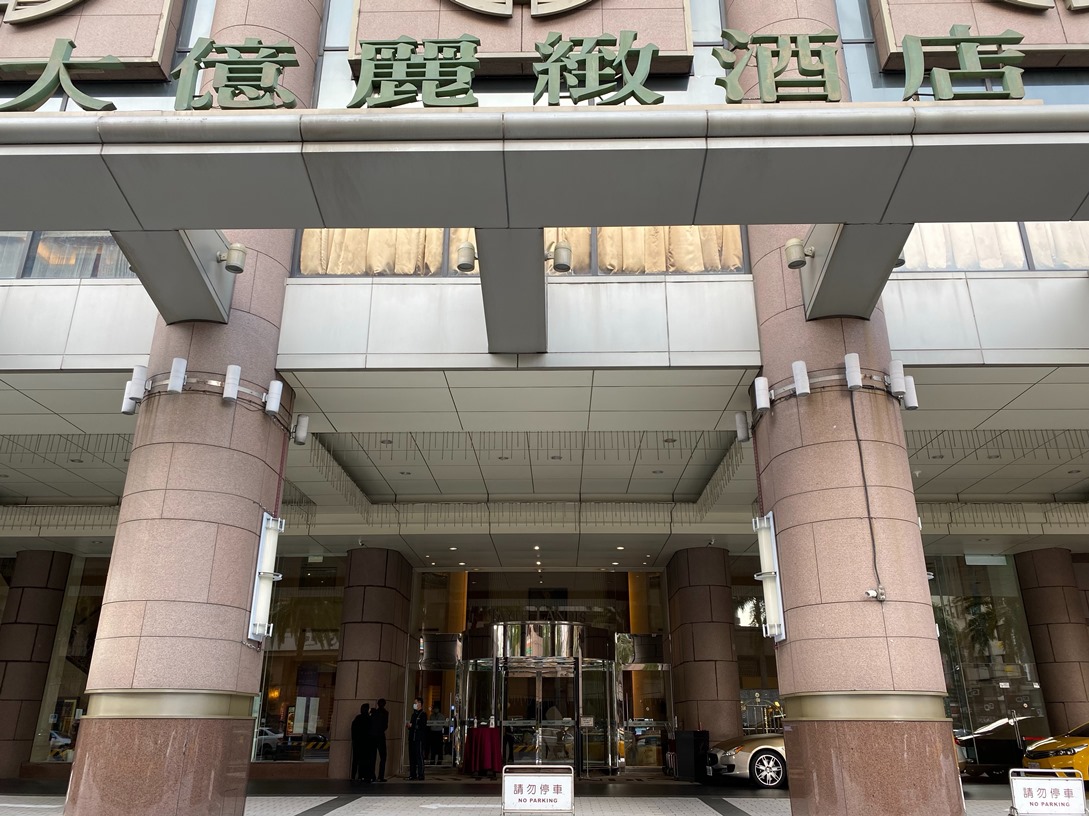 ▲台南大億麗緻酒店今（4）日召開勞資自治協商，251位員工確定全數解僱。（圖／記者陳聖璋攝）