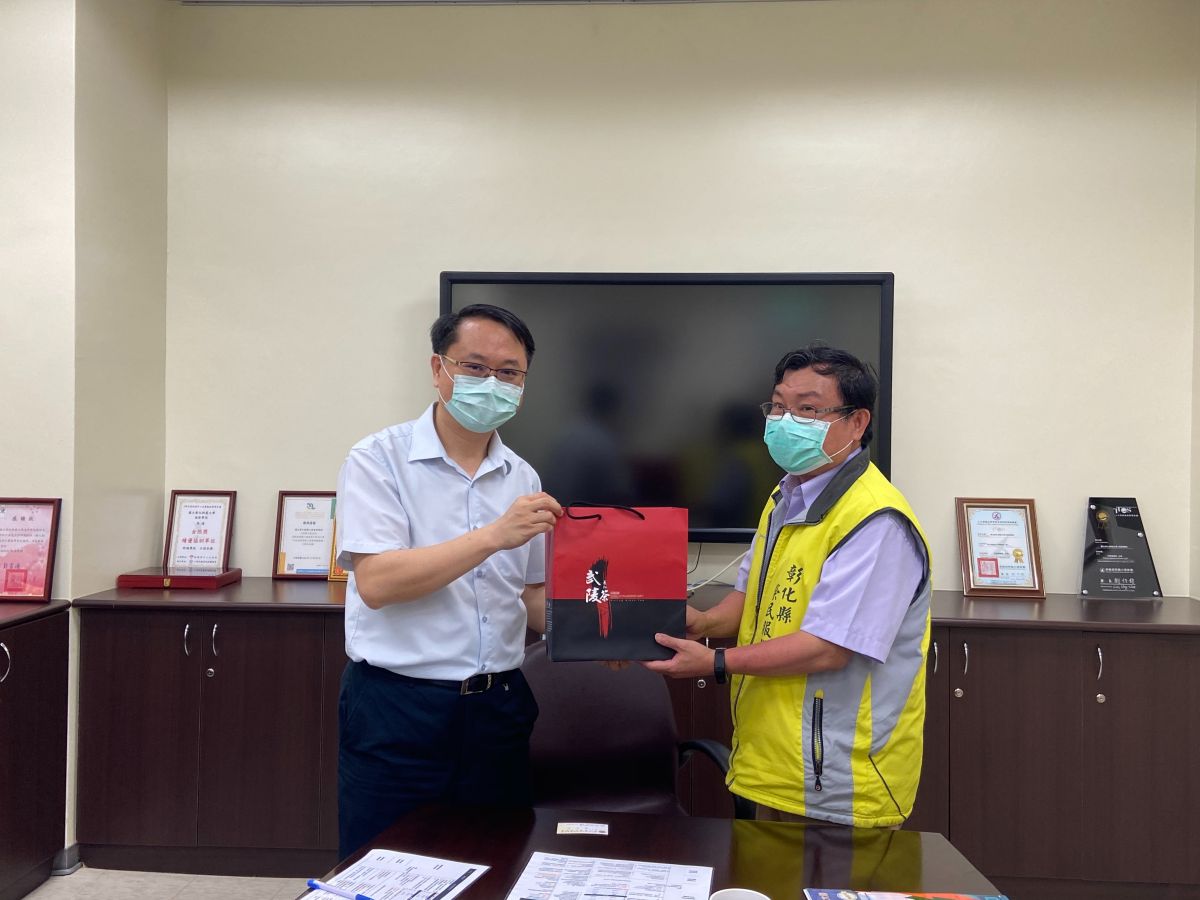 ▲彰化縣榮民服務處副處長陳介生拜會國立彰化師範大學進修學院院長吳明政，就退除役官兵未來就學規劃交換意見，期望能為退除役官兵增加進修、就學管道，提升專業職能。（圖／記者葉靜美攝，2020.05.04）