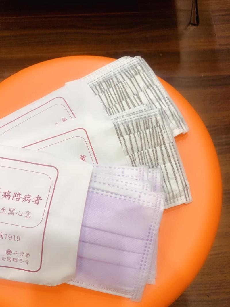 ▲除了其中一包是典雅的淡紫色,另外兩包皆為較特殊的「黑白細條紋」。(圖/翻攝自臉書《口罩現貨資訊台灣製造