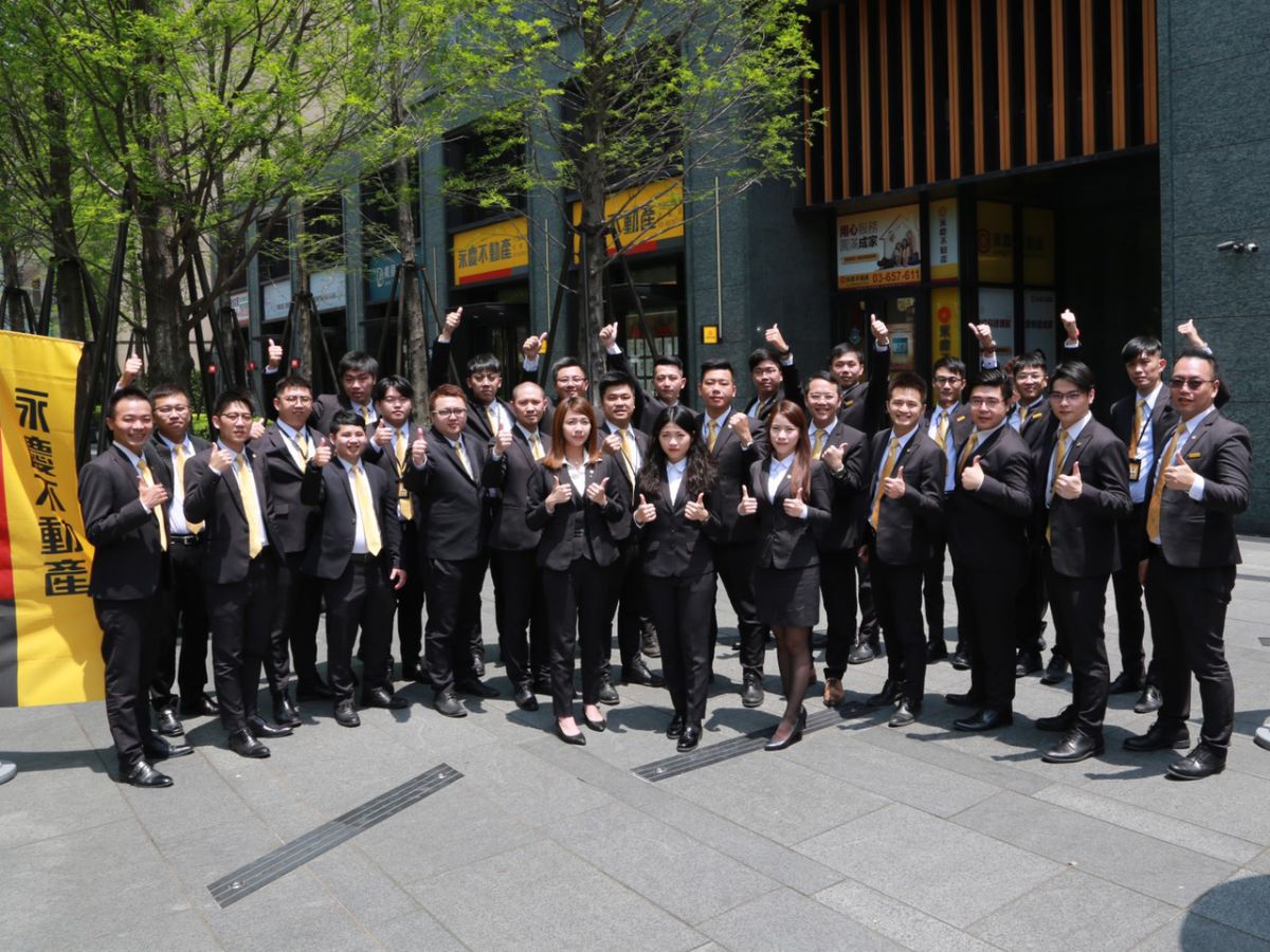 ▲房仲經紀人林聖倫與前同事們，在竹北福興謙里加盟店發揮，不到一年業績已衝破6000萬元！（圖／資料照片）