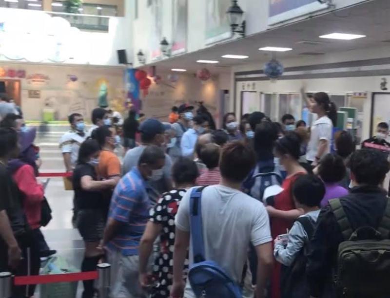 ▲各地的區公所湧入詢問如何申請紓困補助的民眾。(圖/翻攝自王浩宇臉書)