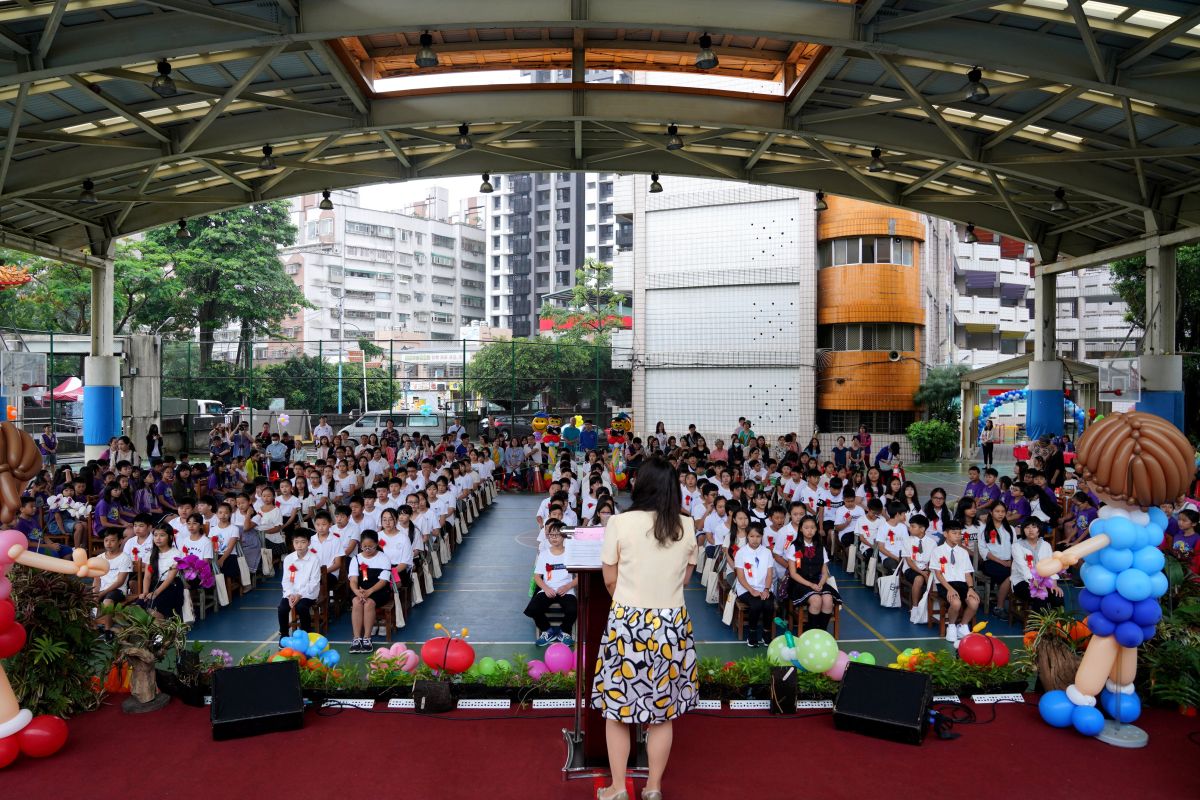 ▲今年度新北市鼓勵學校嘗試以線上直播、戶外分梯次參與或班級小畢典等方式辦理畢典。（圖／新北市教育局提供）