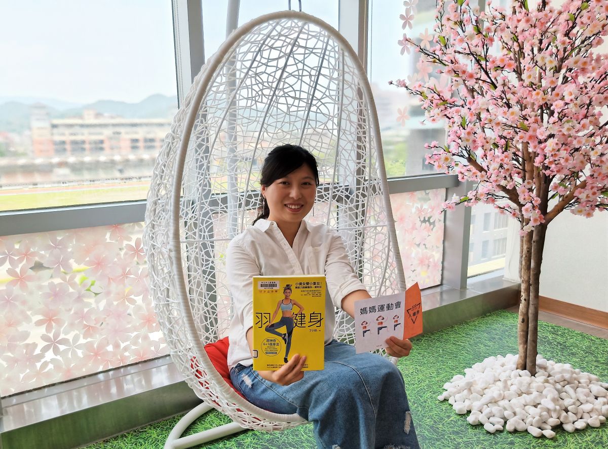 ▲新北市立圖書館汐止分館特別在室內「種」起了櫻花樹，將閱讀區變身為期間限定的夢幻賞櫻空間。（圖／新北市圖書館提供）