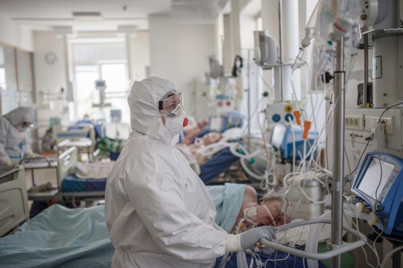 ▲俄國目前新冠肺炎疫情嚴峻。圖為俄羅斯衛生部的國家心血管外科醫學研究中心裡，忙於照顧病患中的醫護人員。（圖／達志影像／AP）