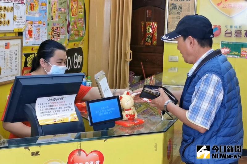 ▲彩迷們聞訊後紛紛上門道賀,順便買彩券沾沾喜氣。(圖/記者蔡若喬攝,2020.05.05)
