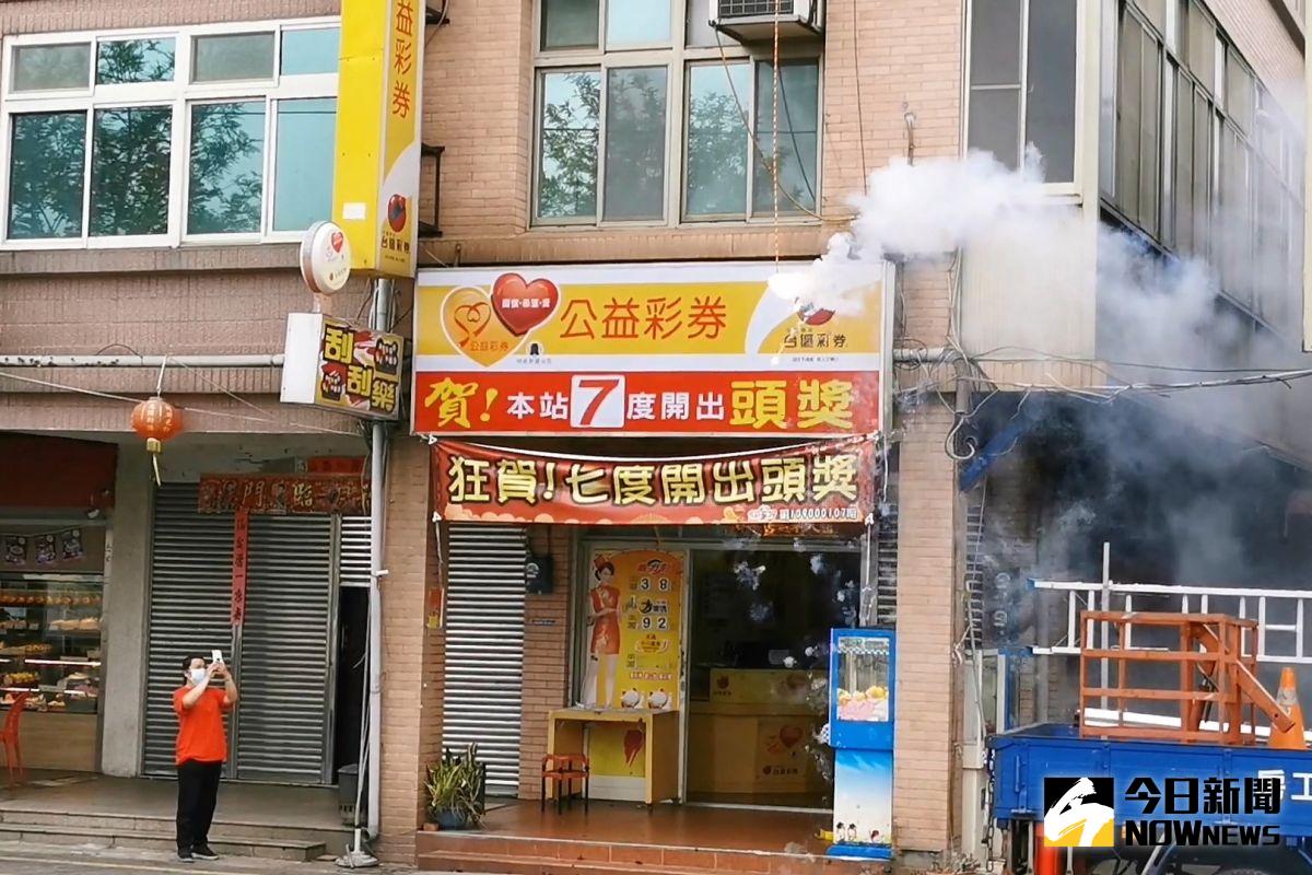 ▲金門「一夜富」彩券行連七次開出頭獎，店家上午放鞭炮慶祝。（圖／記者蔡若喬攝，2020.05.05）