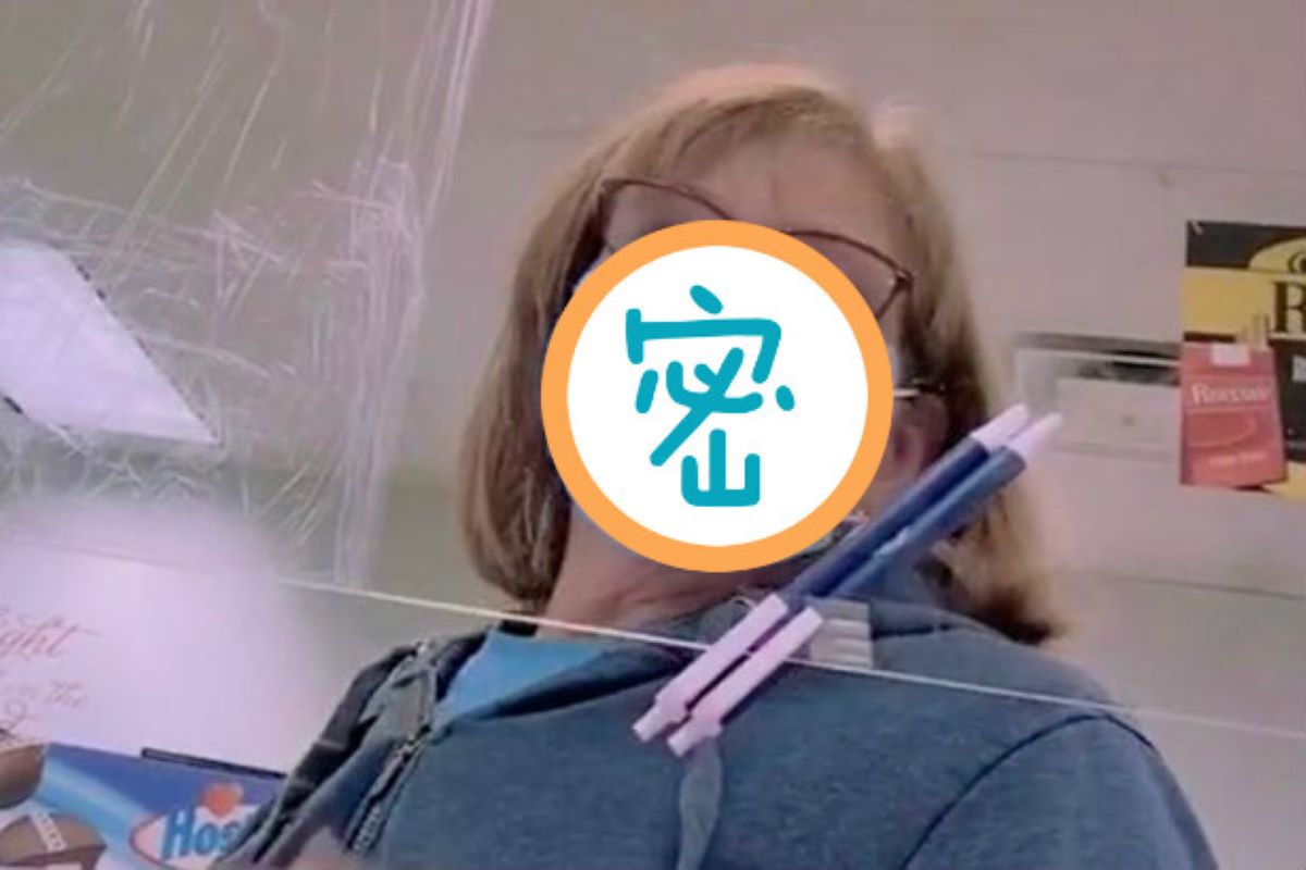 ▲美國肯塔基州一名婦人戴上自製口罩進入超市。（圖／翻攝自 Joe Samaan TikTok）