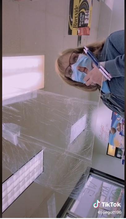 ▲婦人對著鏡頭表示自己戴著口罩會呼吸不順。(圖/翻攝自