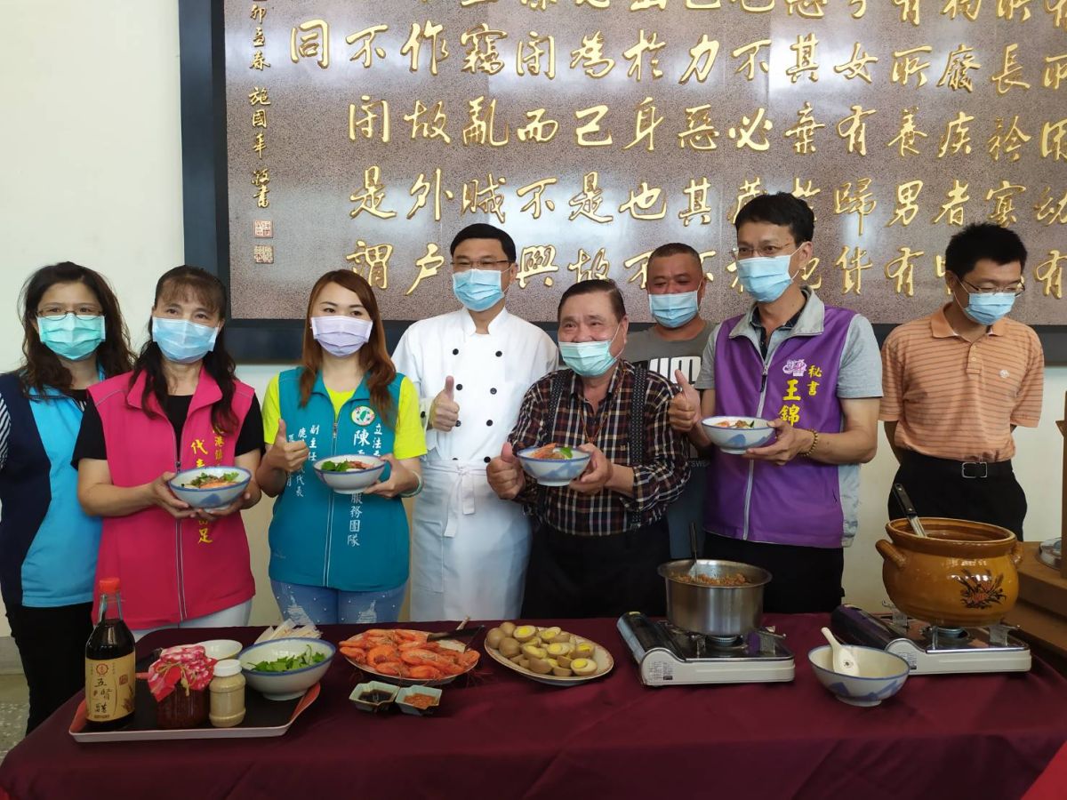 ▲鹿港鎮長許志宏承襲傳統，重現立夏「呷麵」習俗，在鎮公所煮切仔麵分享，許多里長代表吃了之後都伸大拇指說讚。（圖／記者葉靜美攝，2020.05.05）