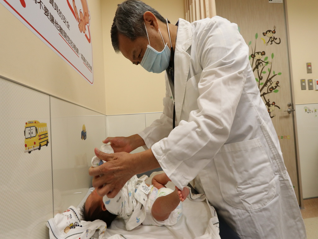 ▲高齡產婦確診子癲前症，寶寶出生時僅1345公克，經醫護人員悉心照顧44天後，巴掌天使體重成長至2200公克 (圖／林重鎣翻攝2020.5.5)