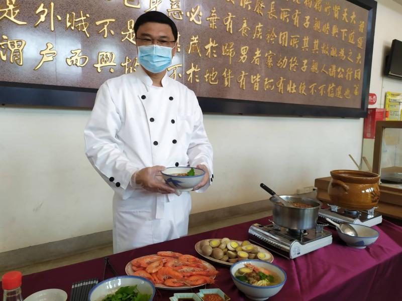 ▲許志宏表示,「立夏吃麵」是很早就有的傳統,「夏麵」裡加入蝦子、蛋、瓠瓜,都有其不同的意涵,更表達對夏季的祝願。(圖/記者葉靜美攝,2020.05.05)